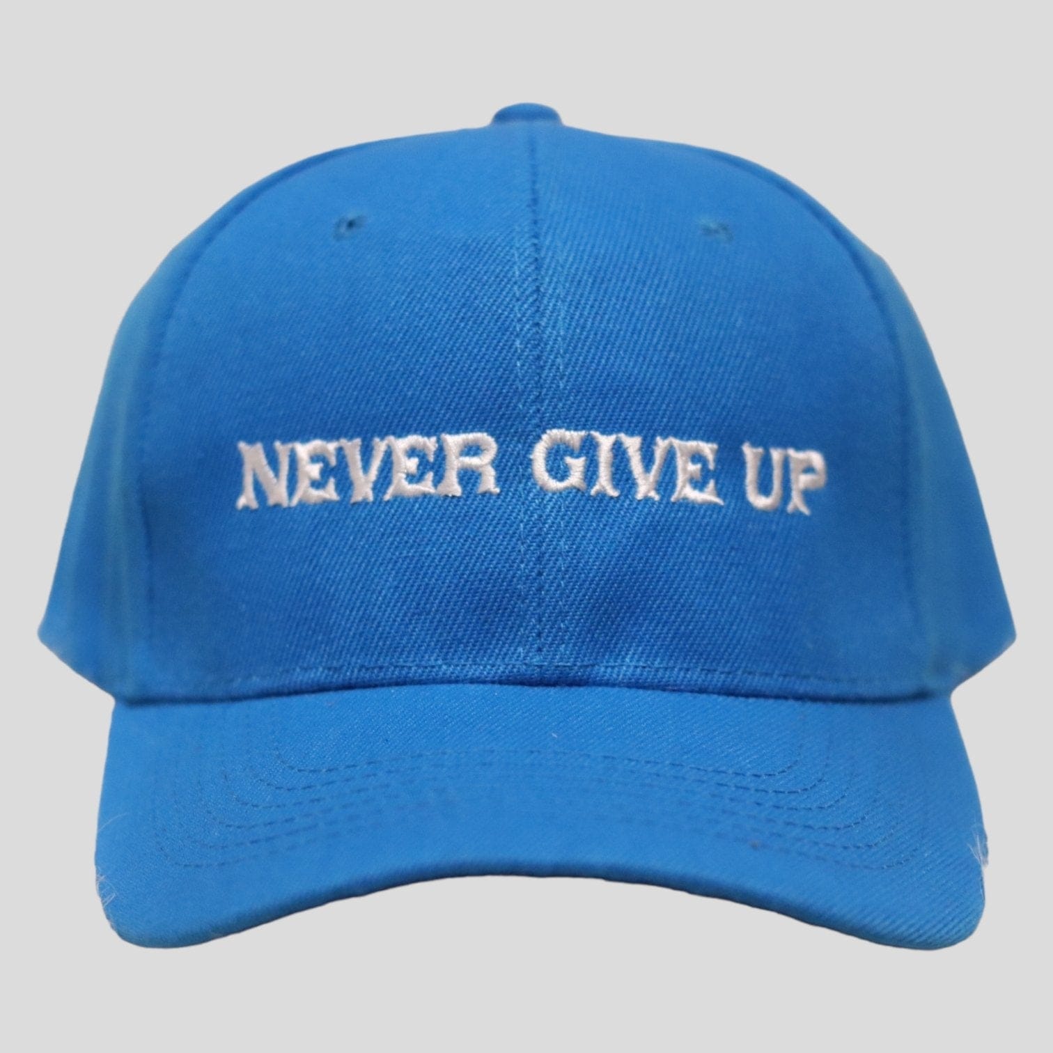 Friki sports cap with embroidered message "Never Give Up" - Frikitona Sport Wear